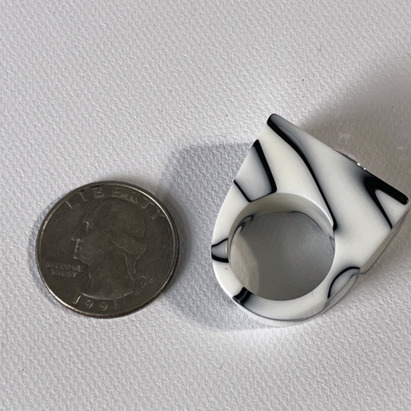 Vintage Lucite Ring Chunky White Black Marble Swirl Statement w Rhinestone - Picture 11 of 11